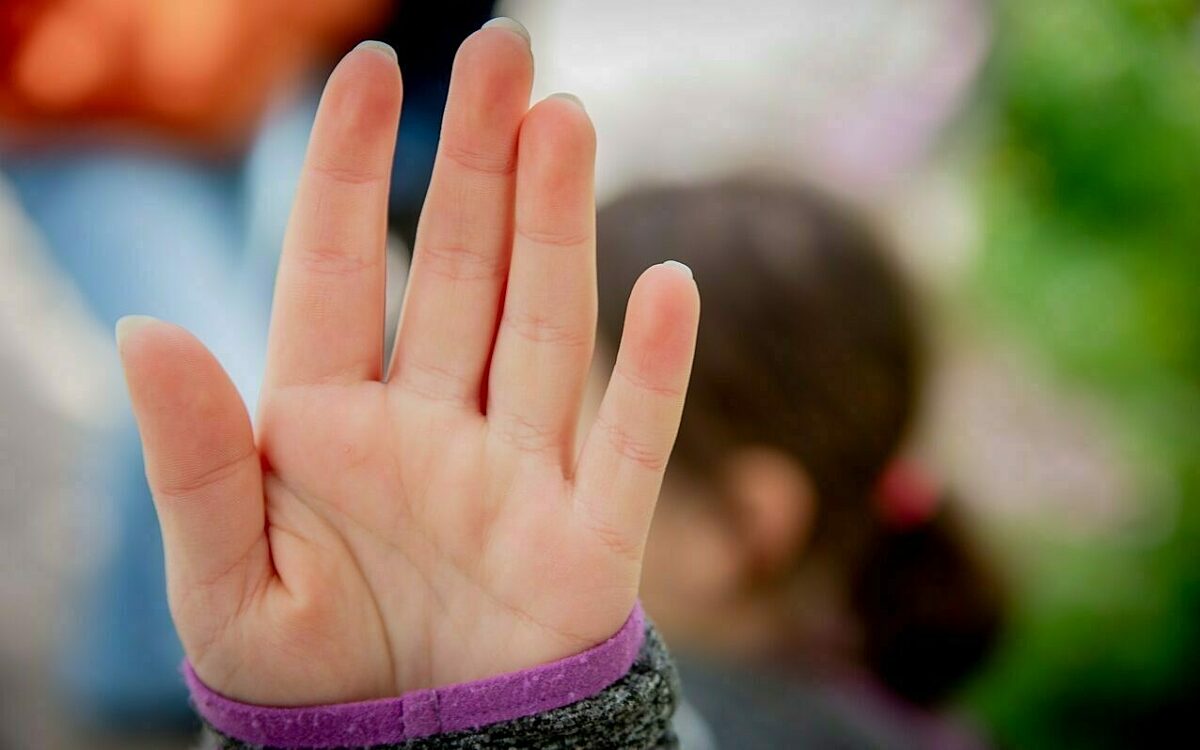 Junge frau streckt flache hand aus 2021 06 12 115801 nuid mtime20210612135844focalnone Junge frau streckt flache hand aus 2021 06 12 115801 nuid mtime20210612135844focalnone